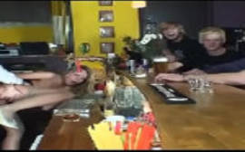 Sexo orgias com uma loira safada dando bebada no bar
