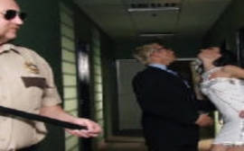 Video de sexo a tres com morena assanhada metendo na cadeia