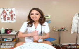 Brazzers com médica gostosa lambendo a rola de seu paciente bem dotado