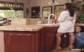 Brazzers network sexo na cozinha com a morena casada