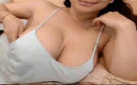 Chaturbate cam com morena dos peitos grandes na frente da webcam