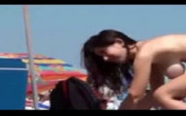 Morena safada na praia fazendo top less
