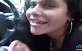 Vai novinha chupando a rola do tio dentro do carro