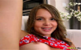 Videoa porno com uma novinha linda metendo no sofá de sua casa Videoa porno com uma novinha linda metendo no sofá de sua casa