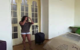 Vixen com morena safada mostrando como lamber um pau