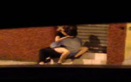Casal transando na esquina de uma rua de São Paulo com tudo em um sexo publico foda