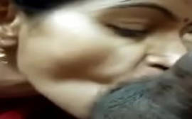 Gulosona pagando um boquete amador onde a coroa safada vai com tudo