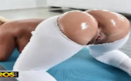 Mulher bonita nua de quatro tomando pirocada bem forte na xoxota no porno foda da bangbros