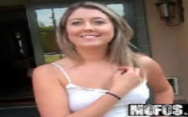 Novinha do sorriso lindo querendo pau na boquinha de veludo para mostrar como é puta de luxo