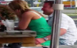 Pessoas fazendo sexo em publico com a loirinha de vestido verde sentando no caralho de seu macho