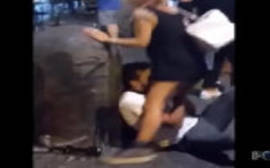 Pessoas fazendo sexo em publico com um monte de prostituta safada no meio das ruas