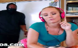Sexo explicito com uma loira gostosa dando para ladrão no melhor do porno bangbros