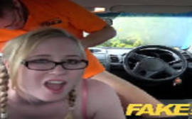 Vagabunda fazendo sexo com o seu taxista no fake taxi da putaria