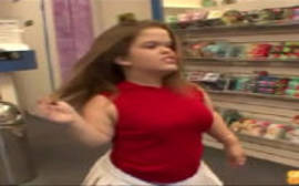 Ver fotos de sexo com uma anã sem vergonha lambendo um pau grande