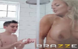Wwwxvidio com uma loira peituda dando para um novinho em um porno gratis