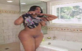 Big ass com uma morena bem cavalona dando uma boa trepada depois do banho