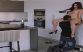 Chupando a buceta gostosa da morena no meio da cozinha antes de um sexo gostoso no quarto