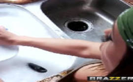 Empregada safada metendo em um vídeo de sexo foda da brazzers
