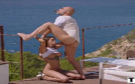 Fiumi pono com uma ninfeta linda lambendo o pau do careca em um dia de sol rachando