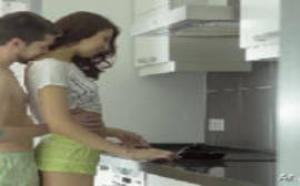 Fodeu com a namoradinha na cozinha de casa