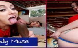 Morena colocando a gostosa da novinha para lamber com tudo o seu mega pau em um video de sexo foda