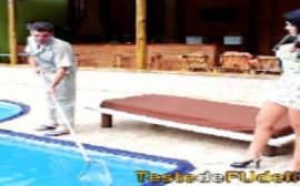 Morena com rabo enorme seduz casado safado que vai lavar a sua piscina no fim de semana