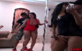 Morena dando a boceta e fazendo boquete em festa privê dentro de um apartamento que rola de tudo