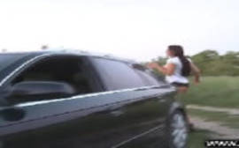 Morena safadinha trepando no audi com o seu macho bem dotado