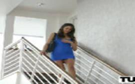 Ninfeta descendo as escadas para fazer um sexo anal no meio da sala