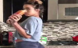 Novinha dançando bem gostoso na frente da webcam e mostrando a sua bunda grande