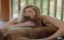Peladonas com a bela loira devorando a rola grande do negão bem dotado em um video de sexo interracial