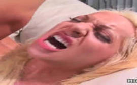Redtune da loira chorando na rampa com a rola grande lhe comendo com tudo