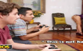 Sexo e video game com uma loira cachorra da porra que convida o amigo de seu irmão para foder com ela na banheira
