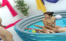 Sexo na piscina de bolinhas com as duas mulheres safadas