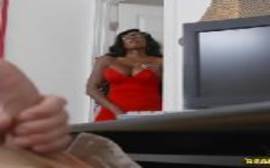 Sexo quente entre uma negra peituda e um cara branco bem dotado no melhor do porno xxx
