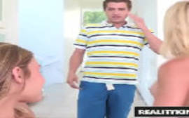 Sortudo come a mãe e a filha em um porno incestuoso do youporn Sortudo come a mãe e a filha em um porno incestuoso do youporn