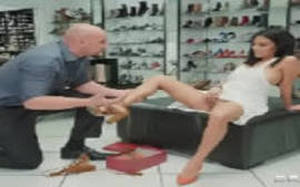 Vendedor comendo a cliente dentro da loja com tudo em uma boa foda da xhamster