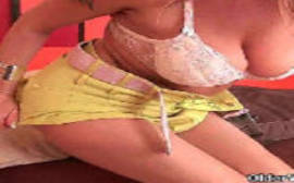 Videis de sexo com a loira peituda tirando o shortinho para socar a pica de borracha na xoxota