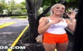 Videos pornis com a loira gostosa trepando dentro da van em um video de sexo