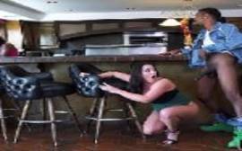 Xbundas com a morena dando escondido para um negão no meio da cozinha em um video de sexo interracial