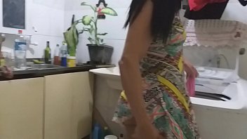 Manual do bem dotado com o cara novinho fodendo a gatinha safada no meio da cozinha