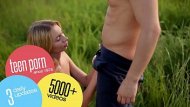 Playboy gratis com homem bem dotado comendo a loirinha no quintal de sua casa com tudo