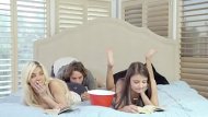 Sambaporno muito bom com o primo safado comendo a bucetinha lisinha de uma de suas primas