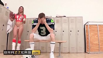 Sexo no vestiario co uma charlader bem quente e gostoso fodendo com o capitão do time de futebol americano