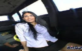 Linda jovem quicando e fodendo de quatro no carro