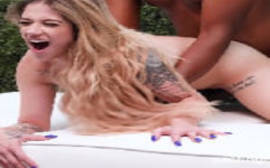 Loira super rabuda transa de quatro com um negão bem dotado que soca ela com tudo