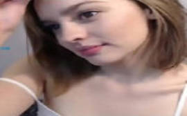 Novinha do sorriso angelical bem a vontade na frente de sua webcam falando putaria com a galera