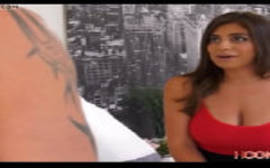 Peitos naturais bem grandes de uma morena rabuda fodendo loucamente com um macho safado