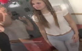 Princesinha bem novinha daquelas bem rabudas querendo pau na xoxota com tudo