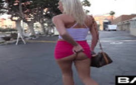 Tiffany Watson novinha safada levantando a saia no meio da rua a procura de um macho para lhe torar